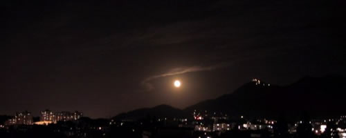 皿倉山から昇る月